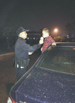 生病男孩蹲门口等爸爸回家 照片引爆朋友圈