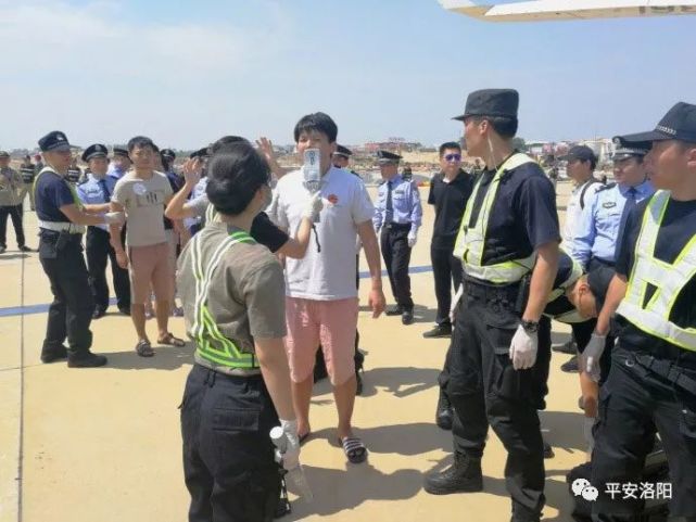 洛阳警方赴柬埔寨 将13名电信诈骗嫌疑人押解