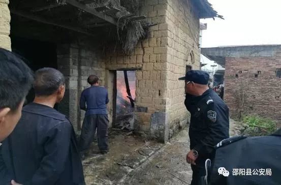 邵阳县一栋老式楼板房起火 民警与村民联手扑