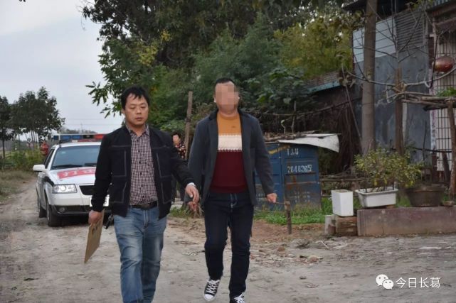 长葛一老赖欠一万多十几年不还 家里又盖房又