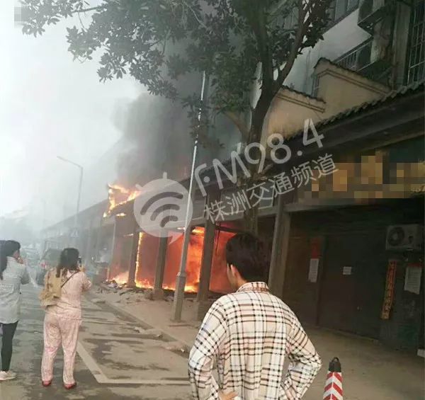 株洲一修理铺突发熊熊大火 环卫保洁人员十分