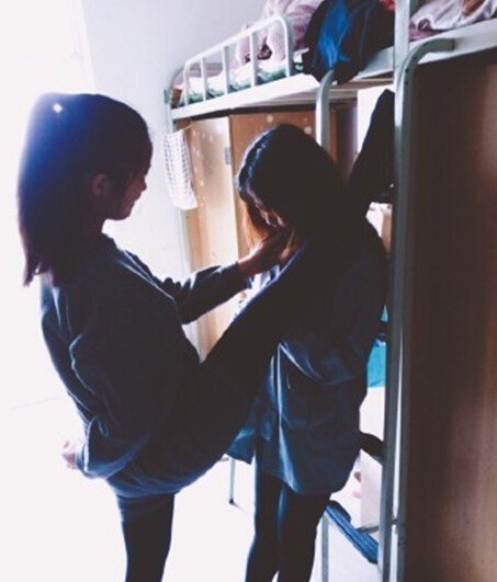 一字马壁咚 一脚拿下妹子 全程盯紧身材欣赏(图