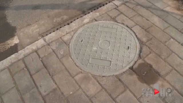 六岁女孩掉进近五米深窨井 责任单位探望伤者