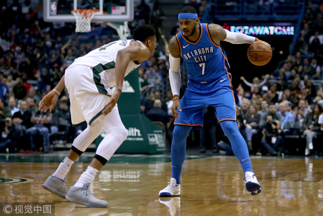 韦少准三双雷霆狂胜雄鹿 字母哥28+8难挡三巨头