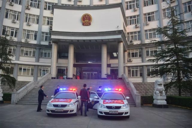 信阳执行干警上门找失信人 发现衣柜被子里有