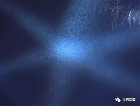 这枚星光蓝宝石体色均匀,内部干净,具有几乎完全的透明度.