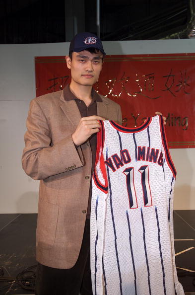 16年前姚明迎来NBA首秀 你知道那个开始有多难吗？