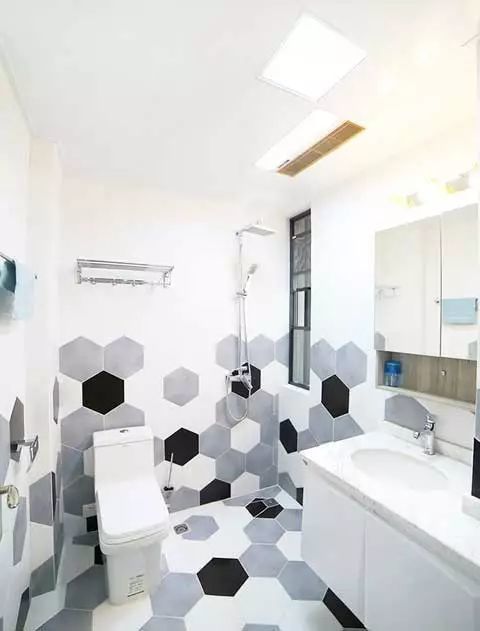卫生间黑白灰瓷砖的搭配,呼应了整个空间同时六边形砖铺法又显得别