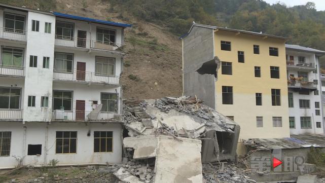 城口发生地质滑坡 村民拍下3层楼房倒塌全过程