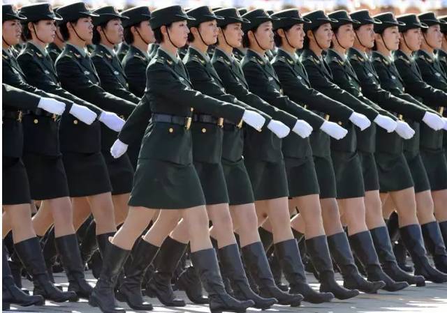 女兵陆军方队在接受检阅