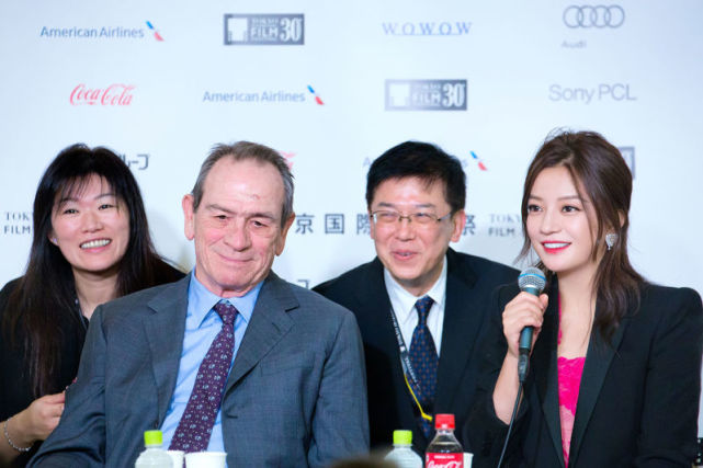 东京电影节赵薇为段奕宏颁奖 透露新片将担任