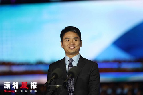 刘强东现身湖南 称很爱吃辣祖籍是湘潭