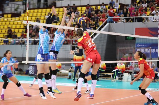 广东恒大女排3-0完胜四川 方岩不满队员松懈