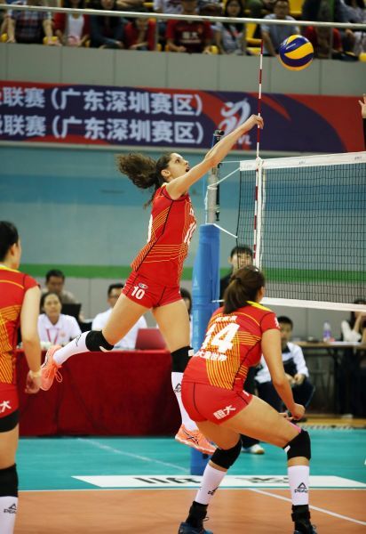 广东恒大女排3-0完胜四川 方岩不满队员松懈