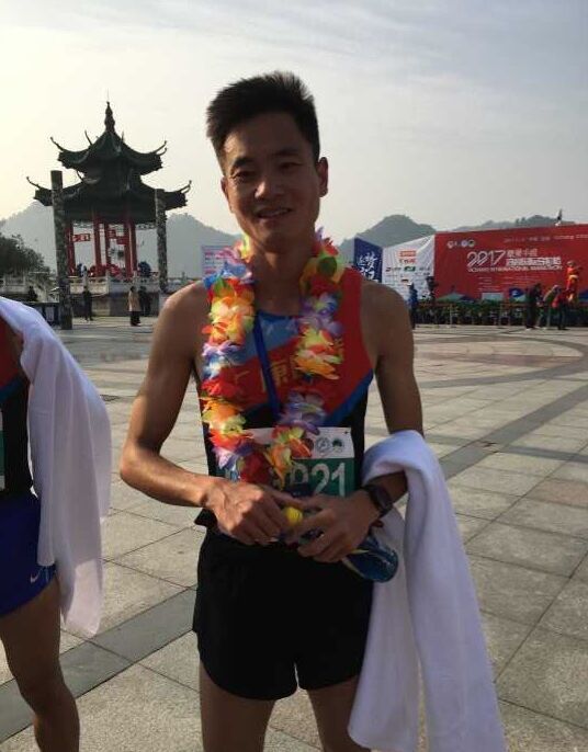 2017宜昌马拉松半马男子组冠亚军出炉