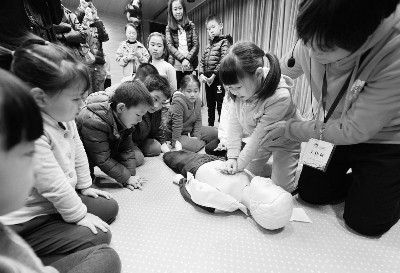 北京东区儿童医院进社区针对家庭展开急救教学
