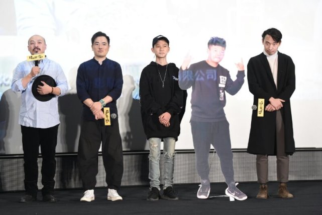 《猪太狼的夏天》首映 徐峥孙博双光头斗帅