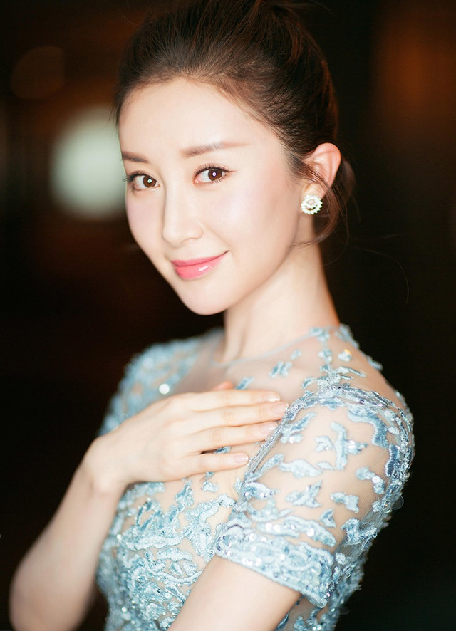 这也是非常符合她的演员人设,舒畅作品不少,但是给人的感觉就是本人不