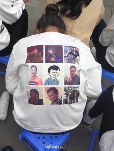 重庆一高校辅导员表情包被印上班服：有点惊讶