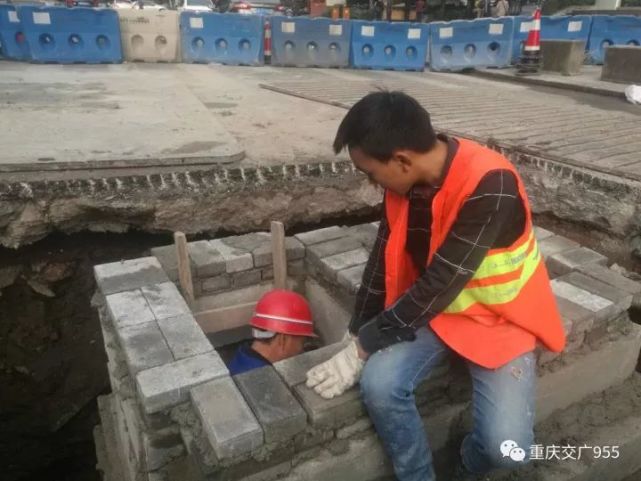 主城南坪城区一道路塌陷 工人连夜抢修