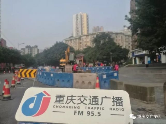 主城南坪城区一道路塌陷 工人连夜抢修