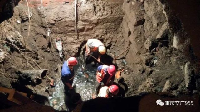 主城南坪城区一道路塌陷 工人连夜抢修