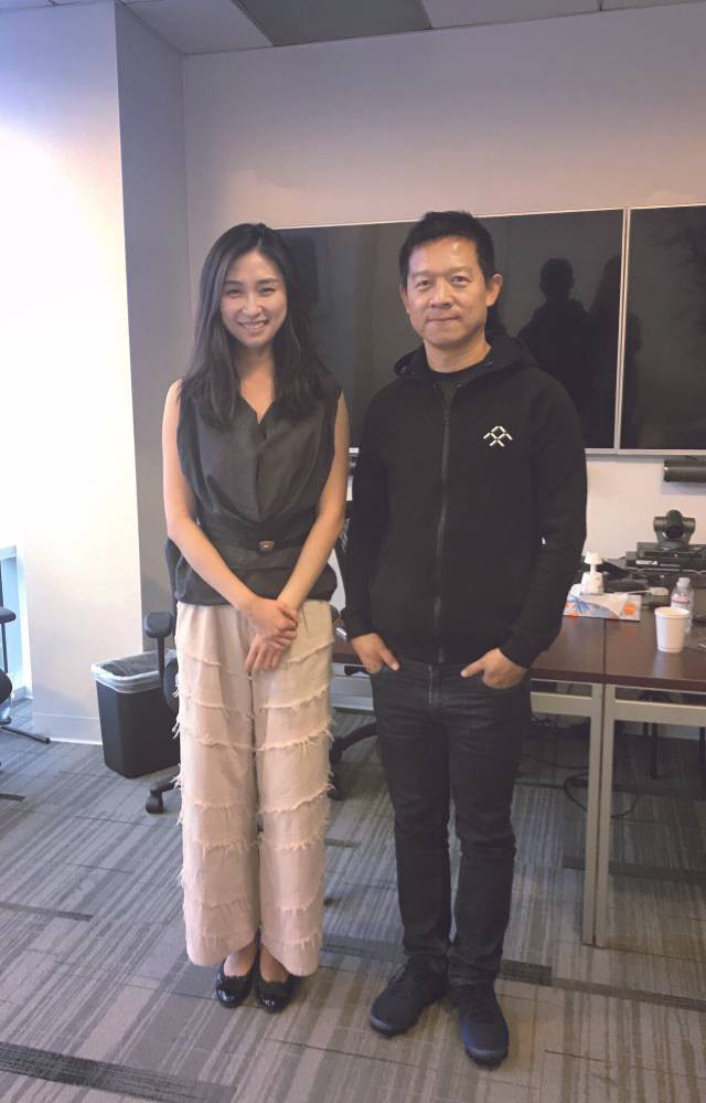 图说：该房间是贾跃亭位于美国洛杉矶FF研发总部的办公室。11月2日上午，《棱镜》作者王丹薇在这里，与贾跃亭（右）进行了长达150分钟的独家对话。这是贾跃亭自7月4日赴美之后，第一次公开回应外界质疑。