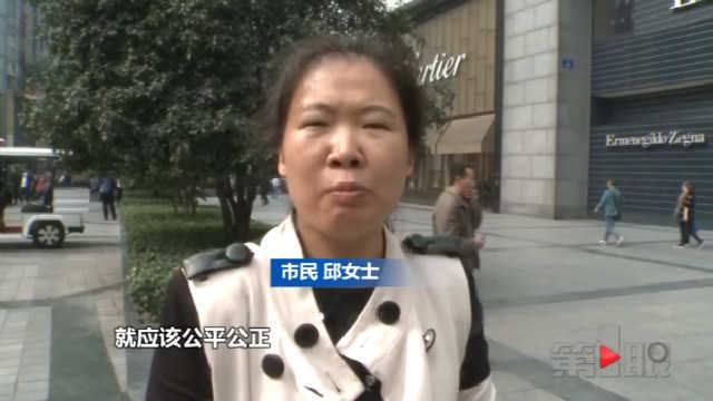 解放碑一商場促銷遭質疑 市民占好位置卻沒買到東西