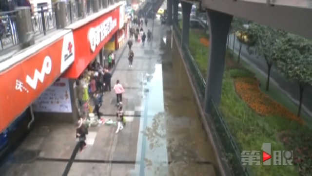 人行道被污水占领 行人通行不便清洁工苦不堪言