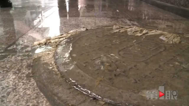 人行道被污水占领 行人通行不便清洁工苦不堪言