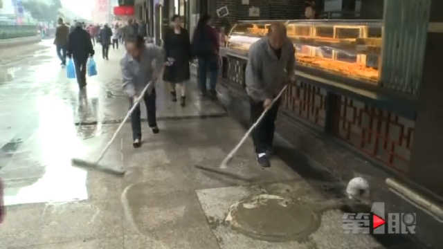 人行道被污水占领 行人通行不便清洁工苦不堪言