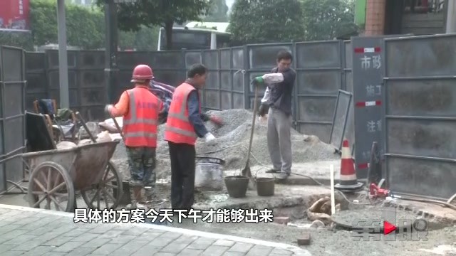 人行道被污水占领 行人通行不便清洁工苦不堪言