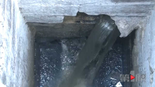 人行道被污水占领 行人通行不便清洁工苦不堪言