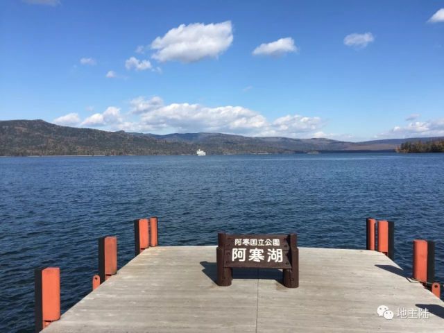 阿寒湖的红叶已疯,北海道开始寒冷