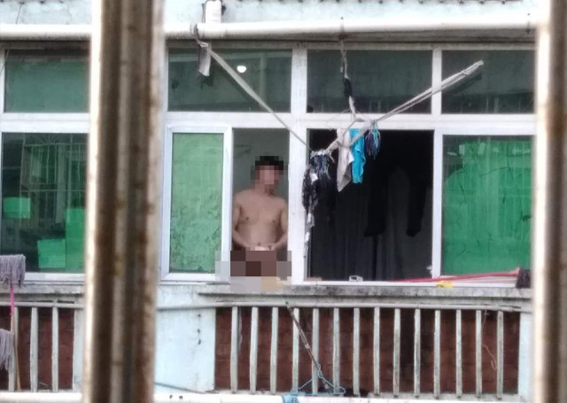 辣眼！深圳一群男子洗澡不關(guān)窗也不拉簾