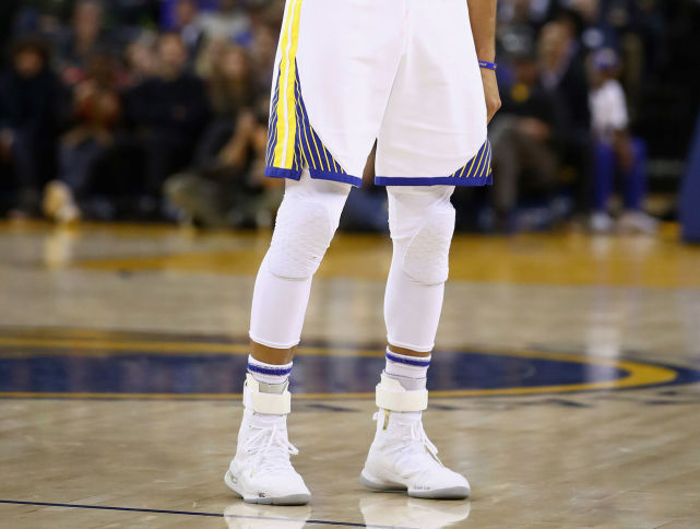 哈登库里有意遮盖LOGO? 折叠袜子让商家难指