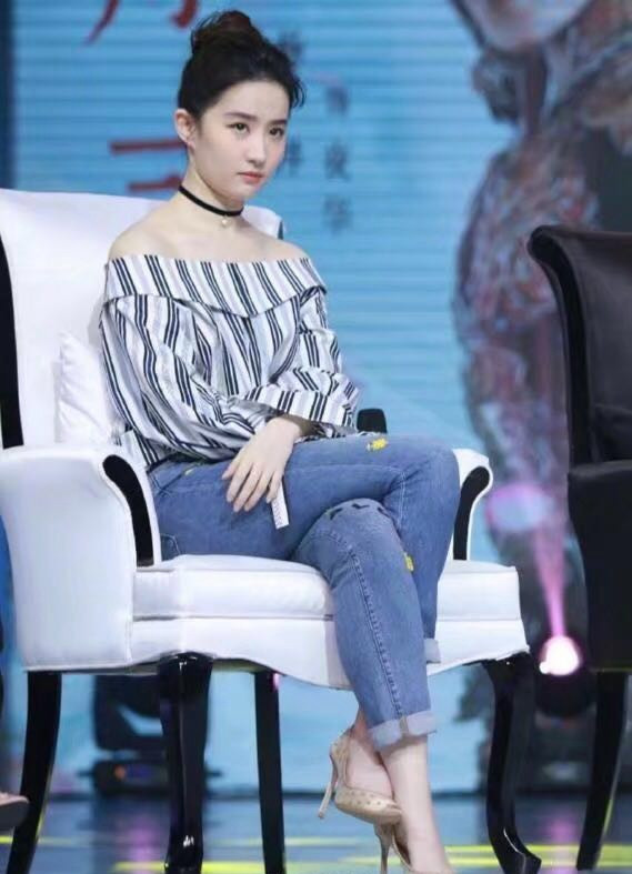 亦菲出席活动,坐姿成了亮点,条纹病号一字肩也
