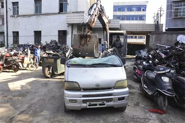 邵阳邵东集中销毁403台达到报废的机动车