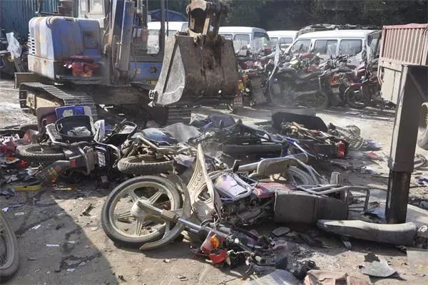 邵阳邵东集中销毁403台达到报废的机动车