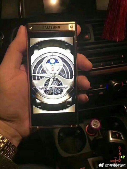三星W2018翻蓋旗艦諜照曝光 還是那么霸氣
