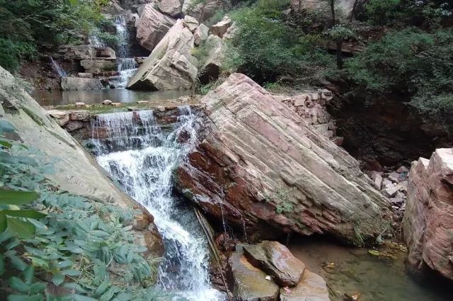 天河山景区雄,奇,险,秀,幽交相生辉,既有北国风光雄伟之姿,又有江南