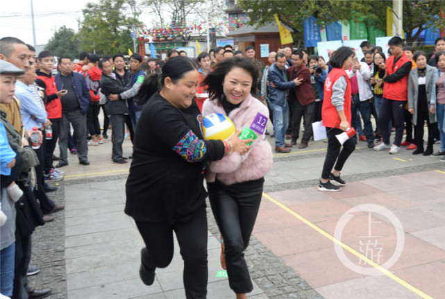 乡村趣味运动会庄稼汉变运动员 400村民乐翻天