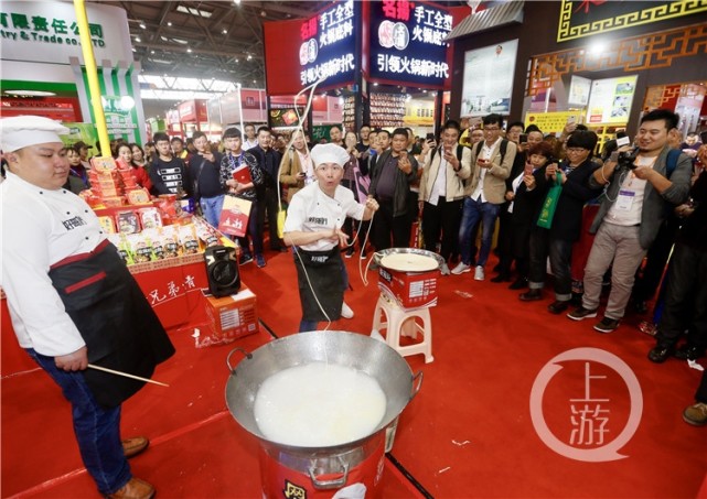 最妖娆拉面哥与女粉丝结婚 4万元代言小面