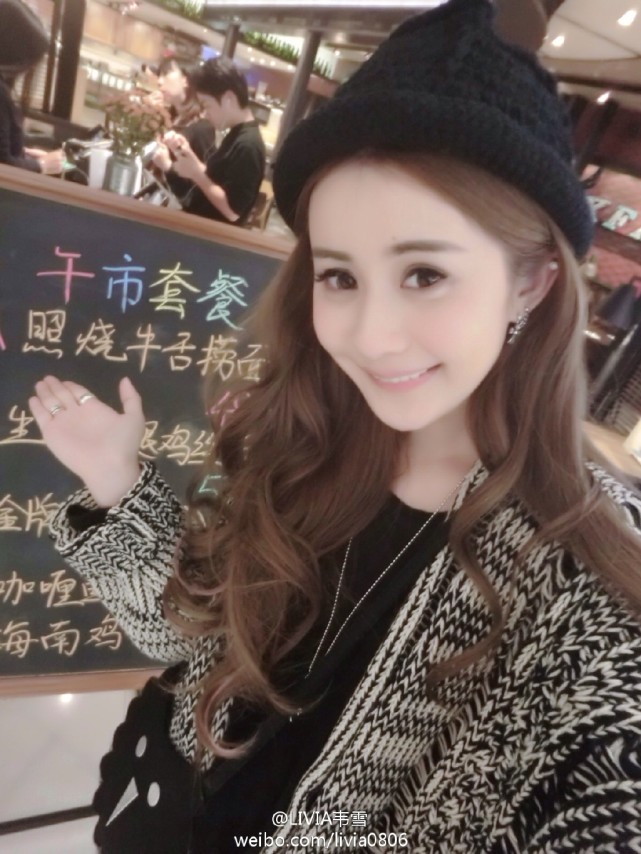 撞脸杨幂的网红和奶茶妹妹合影,差距大的不是