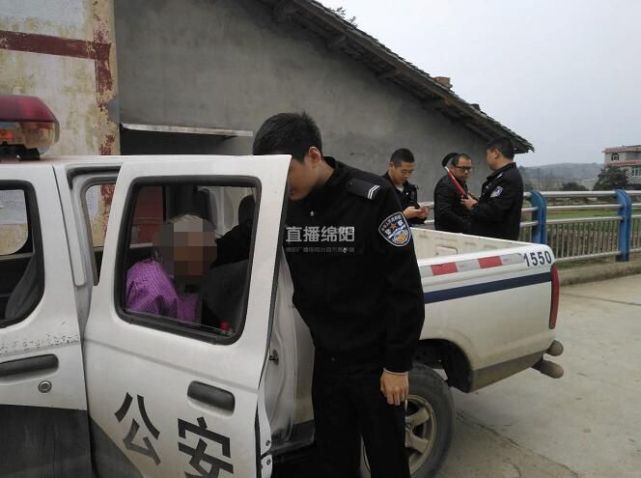 江油:七旬老太挥舞镰刀 追砍寺庙中老人