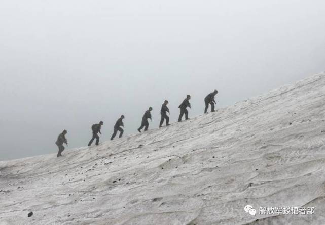 巡逻官兵在风雪中艰难前行