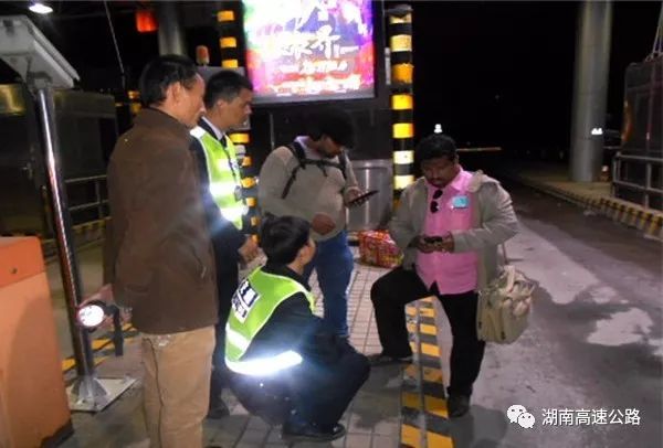 外国游客在张家界上演人在囧途 收费员热心相