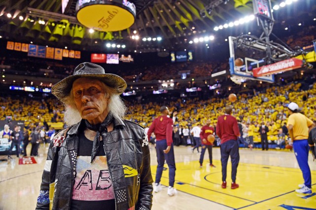 专访NBA最土豪球迷：看了59年总决赛 我就是历史