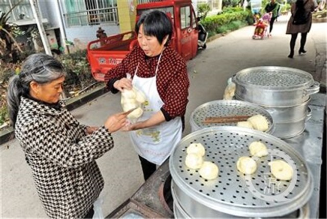 老夫妻摆摊卖包子:不包快点 儿子生前欠的债还不完