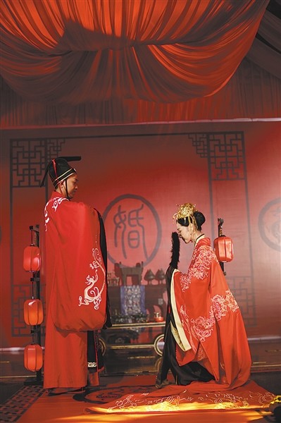 小夫妻办汉服婚礼 父母被要求“下跪”